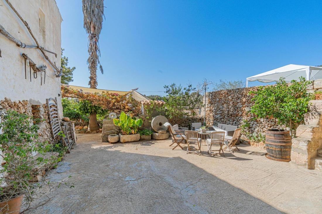 Terraza exterior con mola de molino